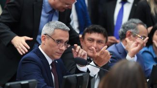 Câmara aprova suspensão de ação no STF contra Gustavo Gayer