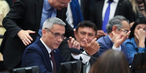 Imagem referente a Câmara aprova suspensão de ação no STF contra Gustavo Gayer