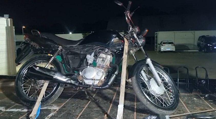 De chinelo e sem capacete, jovem é detido com moto furtada em Cascavel