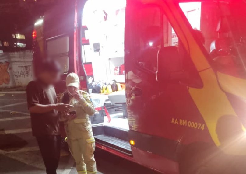 Piloto sofre laceração no joelho ao se envolver em forte batida contra Onix no Centro