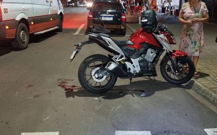 Homem fica ferido após colisão entre carro e moto na Rua Altemar Dutra