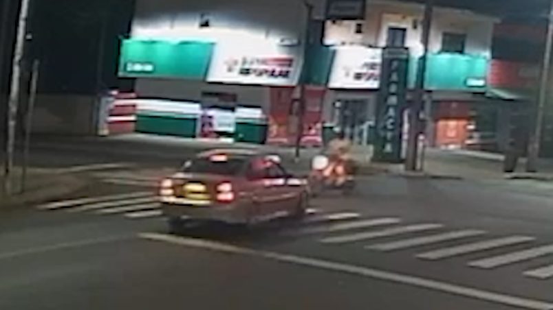 Câmera mostra como aconteceu acidente entre carro e moto no Bairro Floresta