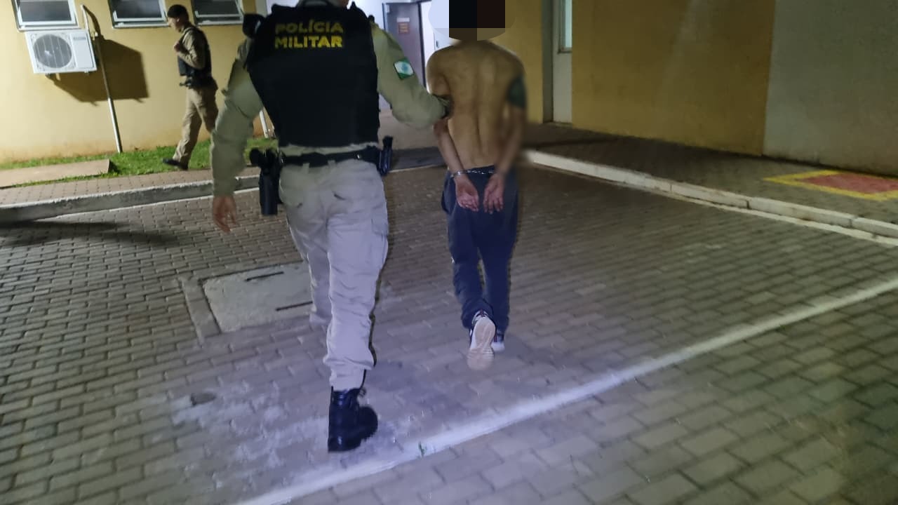 Jovem xinga policiais ao ser revistado e vai parar na delegacia Jovem xinga policiais ao ser revistado e vai parar na delegacia