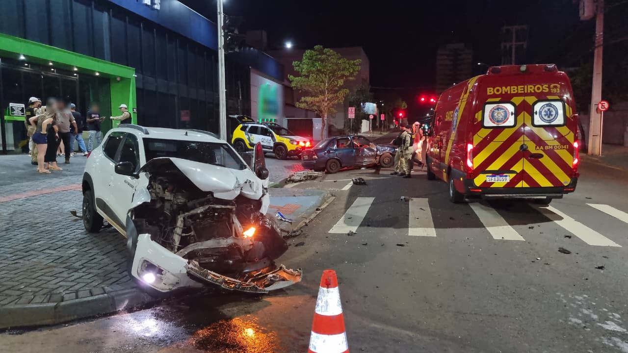 Colisão entre Kwid e Corsa mobiliza bombeiros no centro de Cascavel Colisão entre Kwid e Corsa mobiliza bombeiros no centro de Cascavel
