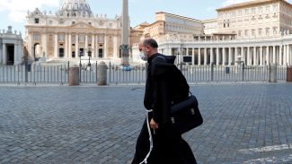 Igreja Católica é lenta para ajudar vítimas de abuso, diz comissão Igreja Católica é lenta para ajudar vítimas de abuso, diz comissão