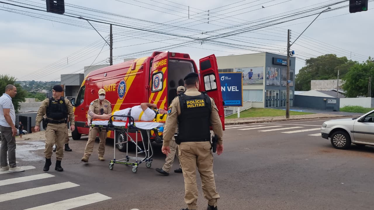 Motociclista fica ferido em colisão com carro na região do Lago, em Cascavel Motociclista fica ferido em colisão com carro na região do Lago, em Cascavel