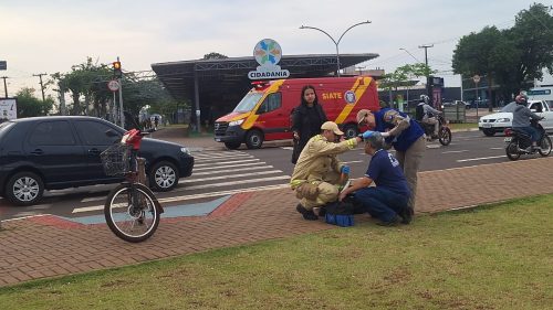 Imagem referente a Ciclista fica ferido após atropelar pedestre na Rua Jacarezinho, em Cascavel