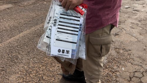 Duas armas são apreendidas em residência onde jovens morreram no Bairro Periolo Imagem referente a Duas armas são apreendidas em residência onde jovens morreram no Bairro Periolo