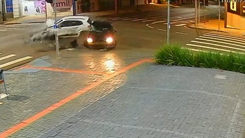 Imagem referente a Acidente violento no cruzamento das ruas Barão do Cerro Azul e São Paulo é registrado por câmera