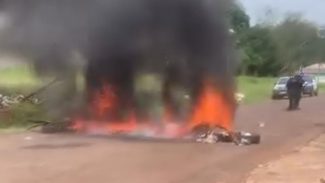 Familiares queimam pneus e colchões em protesto contra mortes na Rua Ásia Familiares queimam pneus e colchões em protesto contra mortes na Rua Ásia