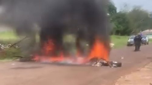 Imagem referente a Familiares queimam pneus e colchões em protesto contra mortes na Rua Ásia