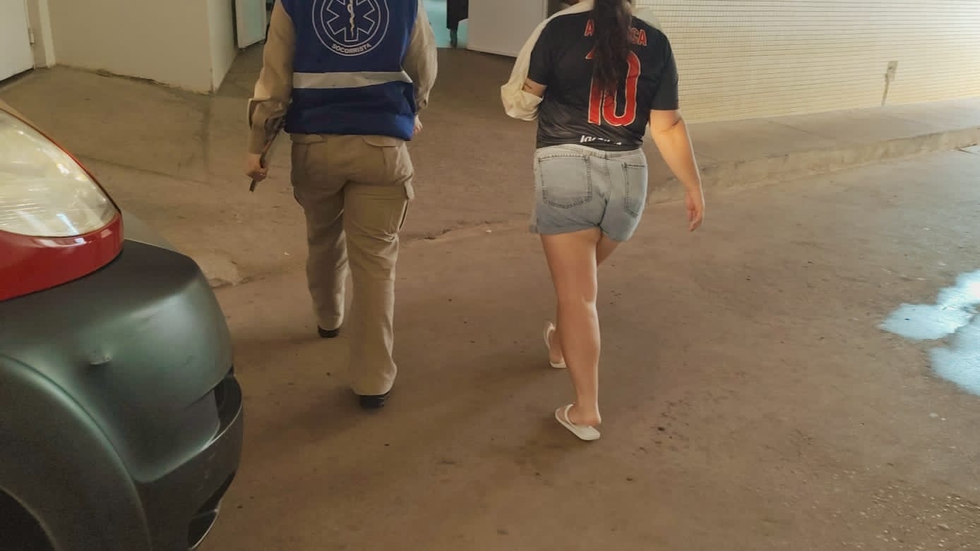 Mulher fica ferida após cair de escada no bairro Santa Cruz Mulher fica ferida após cair de escada no bairro Santa Cruz