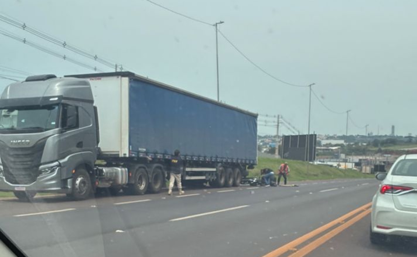 Motociclista tem lesões graves após colisão com caminhão na BR-277, em Cascavel