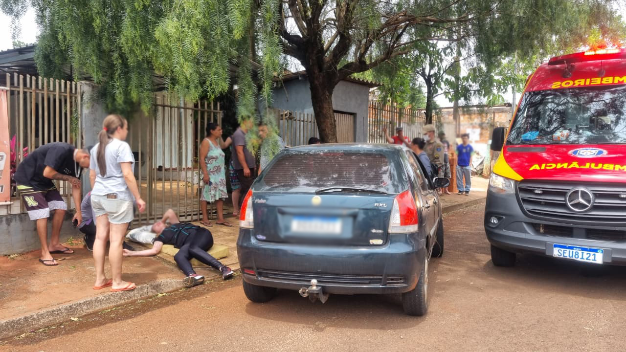 Mulheres ficam feridas após colisão com motorista sem CNH: carro atinge árvore
