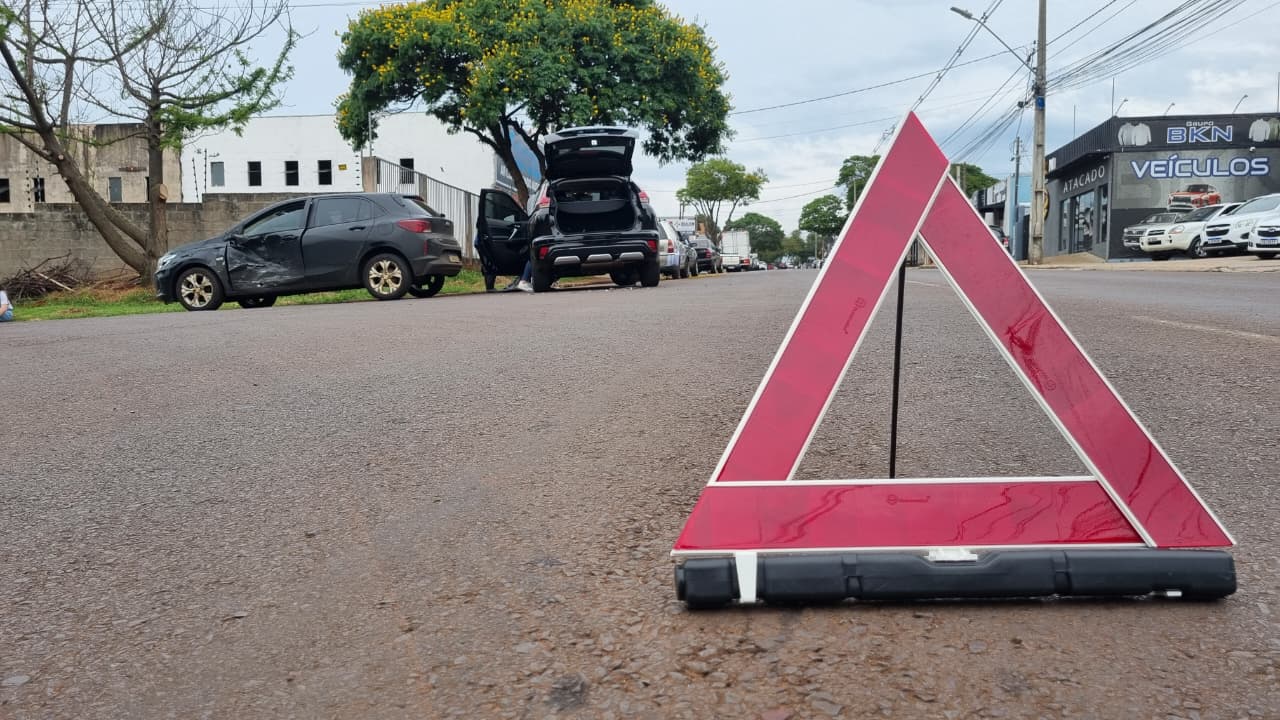 Eclipse e Onix se envolvem em acidente no bairro Claudete em Cascavel
