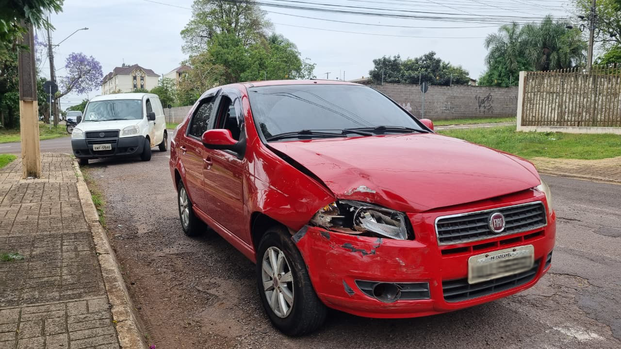 Siena e Doblò se envolvem em acidente de trânsito no Jardim Aclimação, em Cascavel
