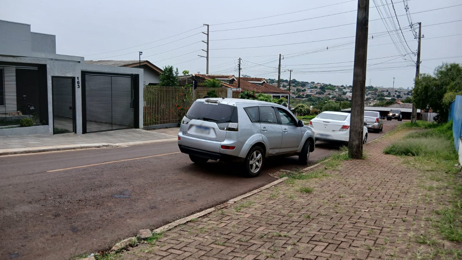 Homem ameaça professora após bater carro em árvore e exige ressarcimento, em Cascavel