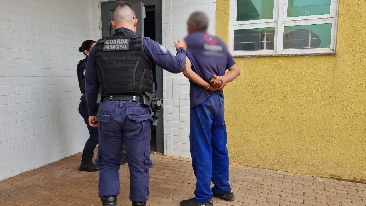 Mulher cadeirante e cega pede ajuda da PM após ex-companheiro invadir casa