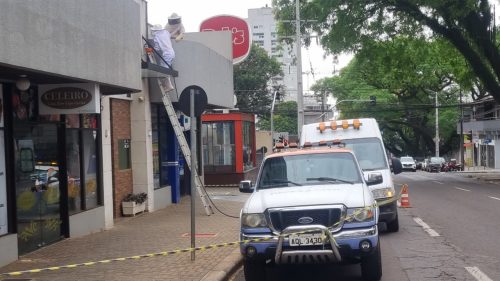 Defesa Civil é acionada para remover enxame de abelhas no Centro de Cascavel Imagem referente a Defesa Civil é acionada para remover enxame de abelhas no Centro de Cascavel