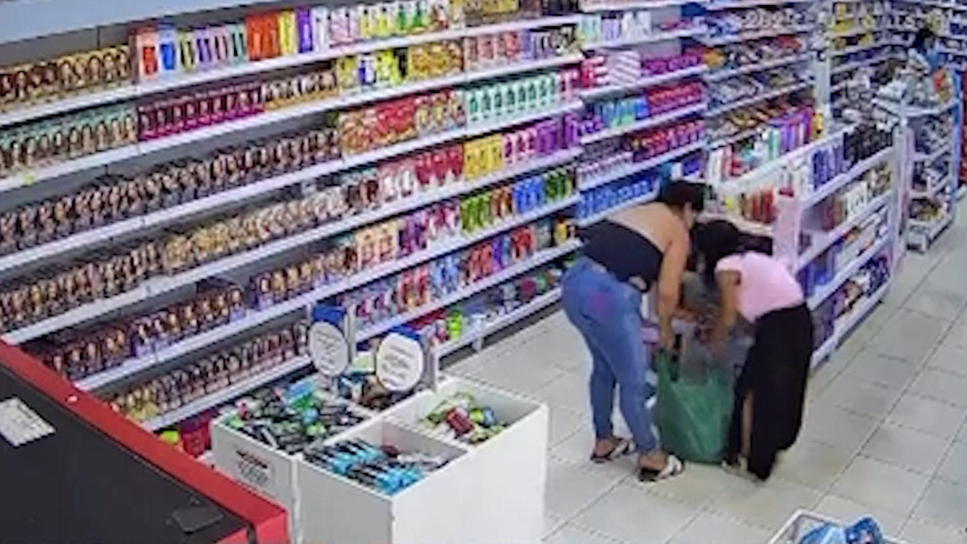 Mulheres são flagradas furtando em Farmácia no bairro Santa Cruz em Cascavel