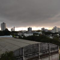 Temporal escurece céu, assusta moradores e ameaça com ventania em Cascavel Imagem referente a Temporal escurece céu, assusta moradores e ameaça com ventania em Cascavel