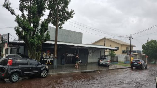 Acidente entre três carros é registrado em cruzamento perigoso no Santa Cruz Imagem referente a Acidente entre três carros é registrado em cruzamento perigoso no Santa Cruz