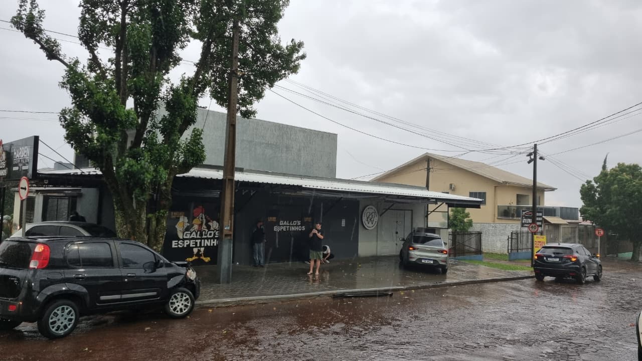 Acidente entre três carros é registrado em cruzamento perigoso no Santa Cruz