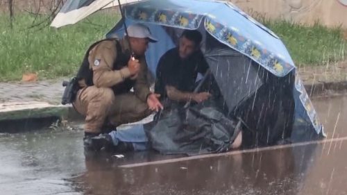 Motociclista fica ferido após queda na Rua Erechim durante chuva em Cascavel Imagem referente a Motociclista fica ferido após queda na Rua Erechim durante chuva em Cascavel
