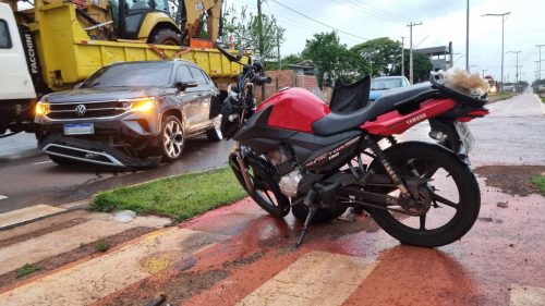 Motociclista fica ferido após colisão na Avenida Piquiri em Cascavel Imagem referente a Motociclista fica ferido após colisão na Avenida Piquiri em Cascavel
