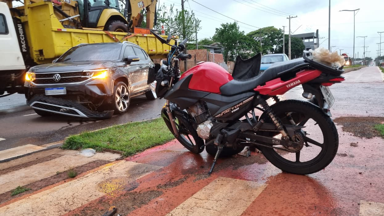 Motociclista fica ferido após colisão na Avenida Piquiri em Cascavel