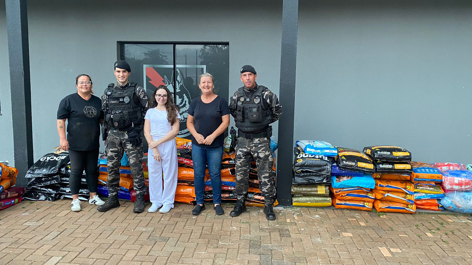Polícia Militar entrega 1,4 tonelada de ração arrecadada na "Cãominhada" do 6º BPM