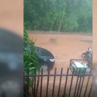 Chuva forte vira pesadelo: Rua alagada e morador tenta desentupir bueiro Imagem referente a Chuva forte vira pesadelo: Rua alagada e morador tenta desentupir bueiro
