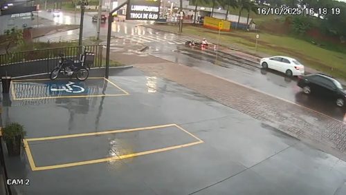 Imagem referente a Câmera de segurança registra queda de motociclista na Avenida Piquiri, em Cascavel