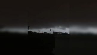 Cenário apocalíptico: Aproximação do temporal transforma o dia em noite em Cascavel