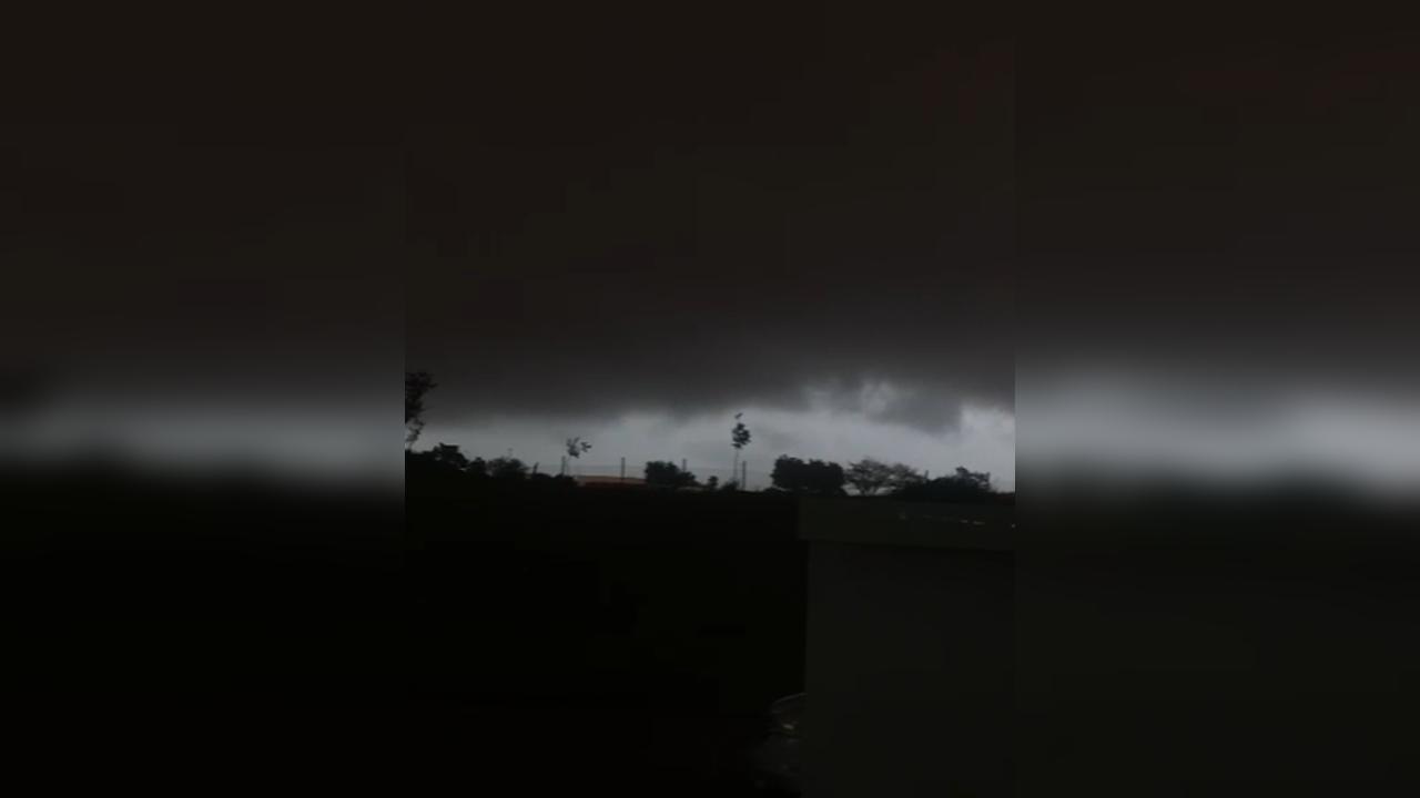 Cenário apocalíptico: Aproximação do temporal transforma o dia em noite em Cascavel