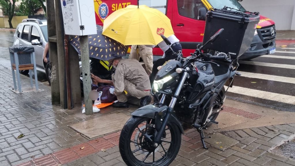 Mulher quebra a perna após acidente no mesmo cruzamento em que menino de scooter elétrica morreu
