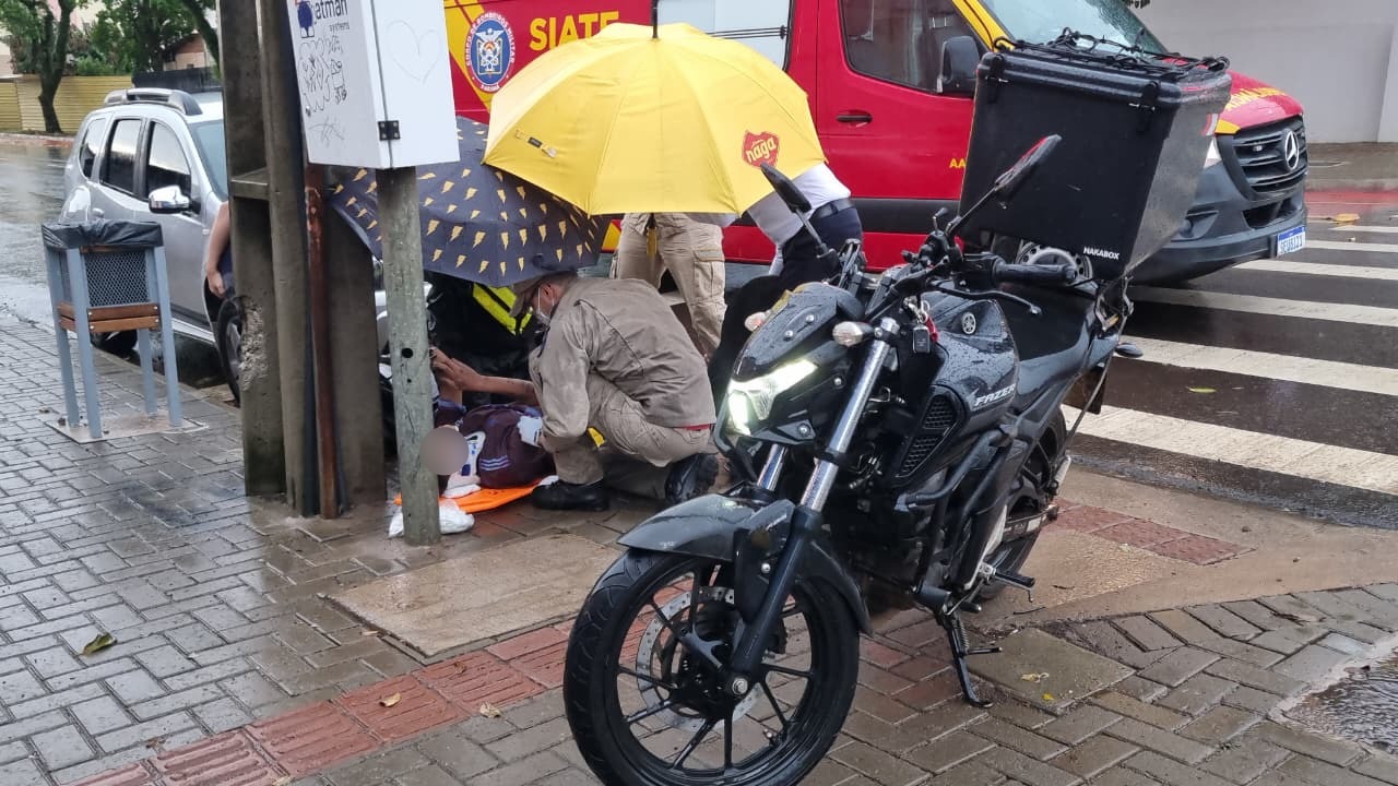 Mulher quebra a perna após acidente no mesmo cruzamento em que menino de scooter elétrica morreu