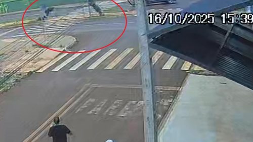 Motociclista é violentamente arremessado em colisão na Avenida Piquiri Imagem referente a Motociclista é violentamente arremessado em colisão na Avenida Piquiri