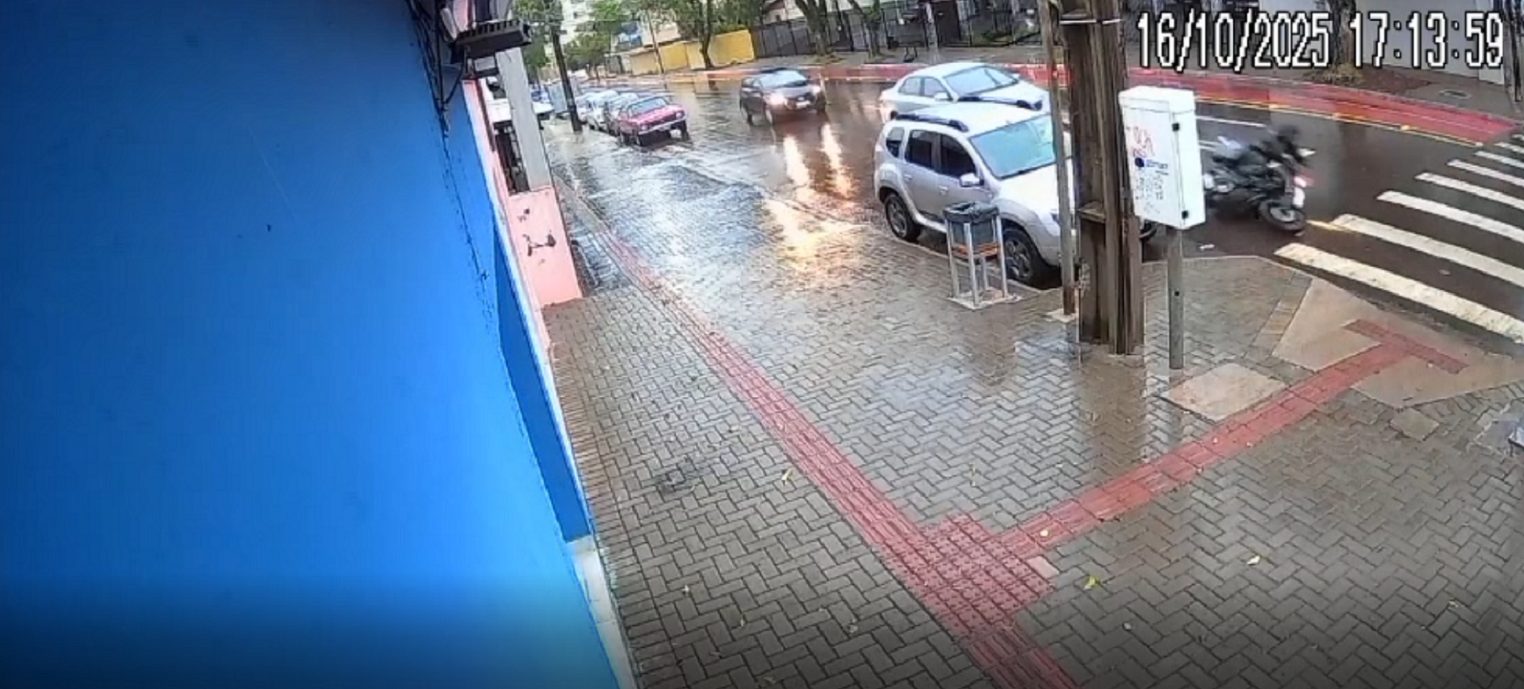 Veja momento em que condutor abre porta e mulher cai na Avenida Carlos Gomes