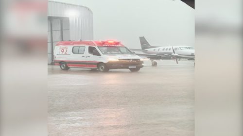 Muita Chuva! Vídeo mostra momento em que SAMU inicia transferência, mas decolagem é cancelada Imagem referente a Muita Chuva! Vídeo mostra momento em que SAMU inicia transferência, mas decolagem é cancelada