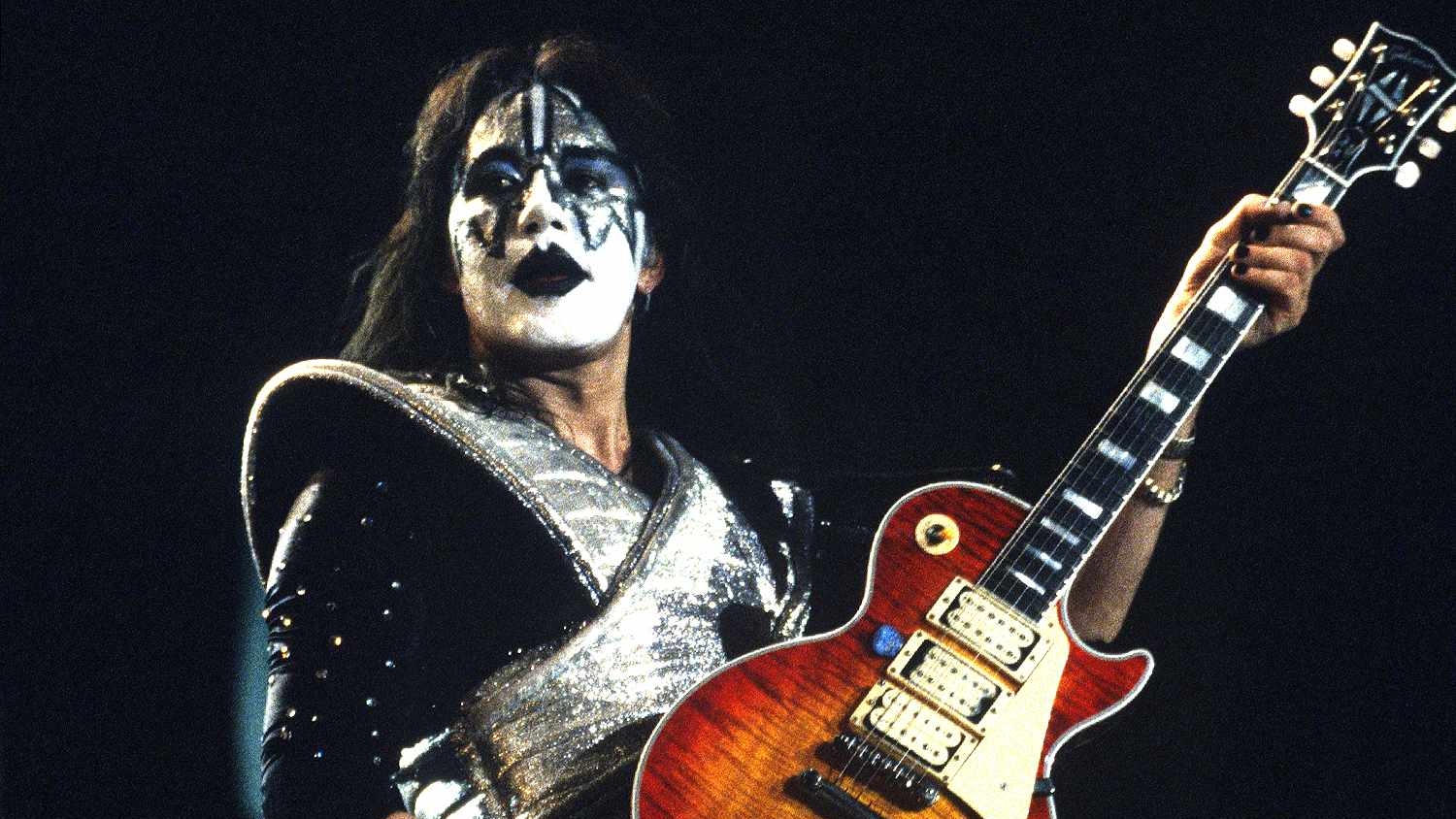 Morre Ace Frehley, guitarrista lendário do Kiss, aos 74 anos
