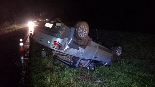 Fiat Strada capota na BR-163, entre Cascavel e Toledo Imagem referente a Fiat Strada capota na BR-163, entre Cascavel e Toledo
