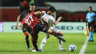 Vitória derrota Bahia e ganha fôlego na luta contra o rebaixamento Vitória derrota Bahia e ganha fôlego na luta contra o rebaixamento