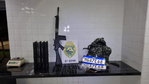 Tráfico de armas: operação policial prende dupla com fuzil e 17 kits de alto calibre na BR-277 Imagem referente a Tráfico de armas: operação policial prende dupla com fuzil e 17 kits de alto calibre na BR-277