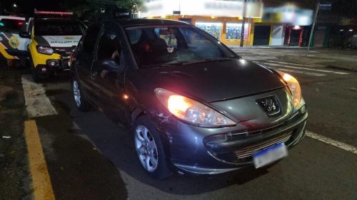 Homem de 33 anos fratura a perna ao ser atropelado na faixa de pedestres no Centro de Cascavel Imagem referente a Homem de 33 anos fratura a perna ao ser atropelado na faixa de pedestres no Centro de Cascavel