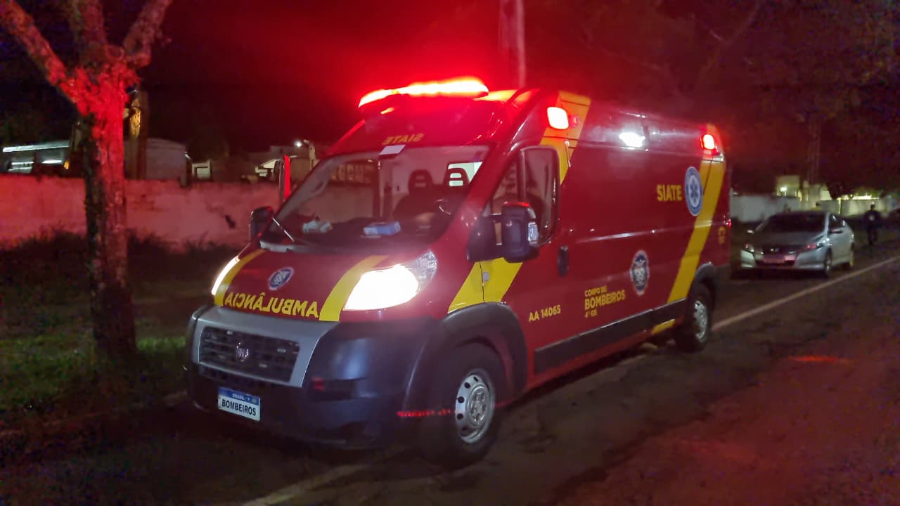 Casal fica ferido ao sofrer queda de moto em frente à Upa, na Avenida Tancredo Neves