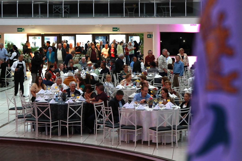 Executivo deve gastar mais de R$ 100 mil em almoço festivo dos pioneiros de Cascavel Executivo deve gastar mais de R$ 100 mil em almoço festivo dos pioneiros de Cascavel