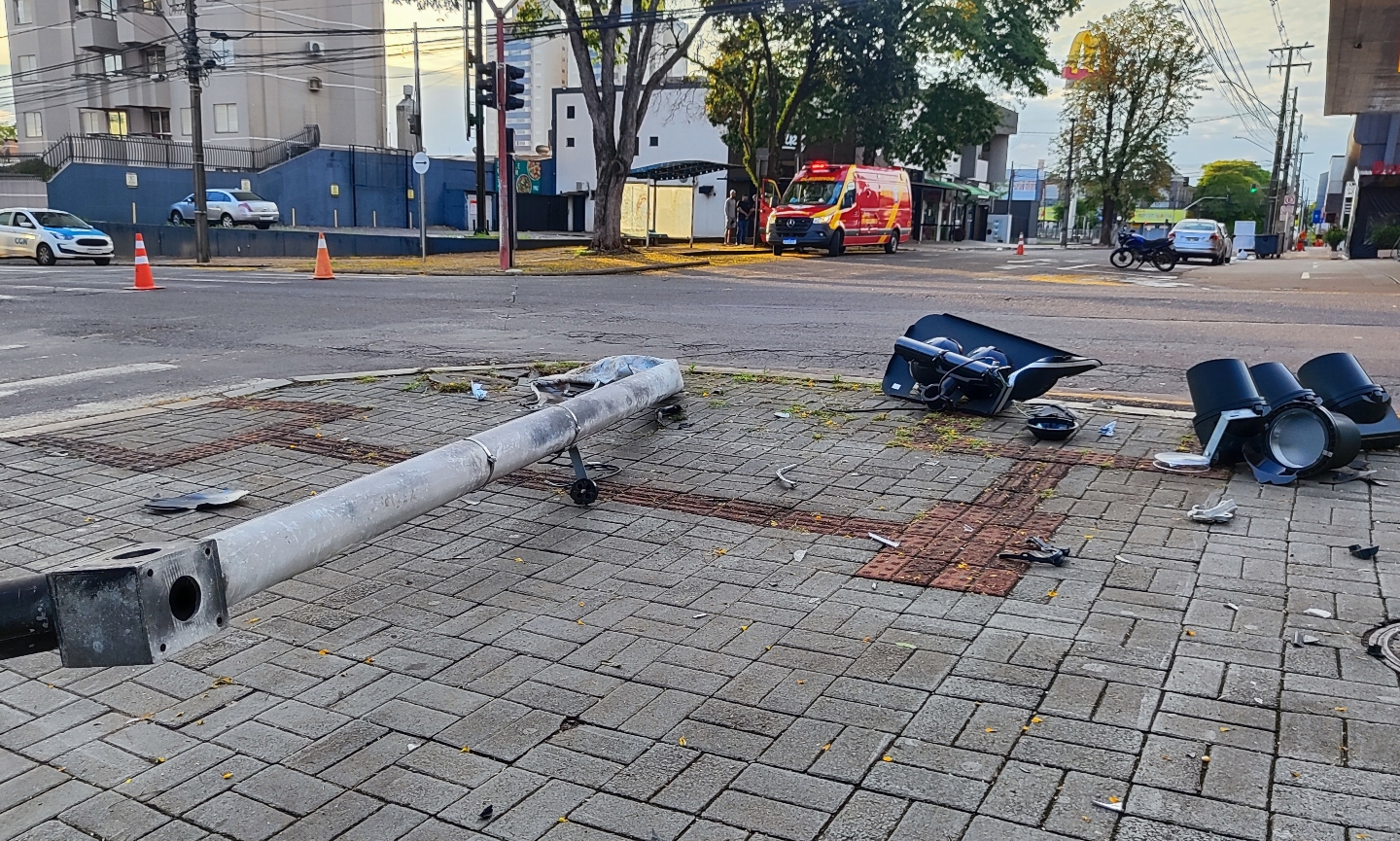 Ao desviar de semáforo caído, carro atinge motociclista no Centro