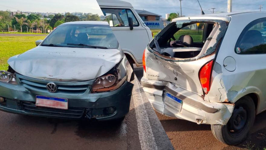Celta e Saveiro se envolvem em acidente na BR-277 em Cascavel