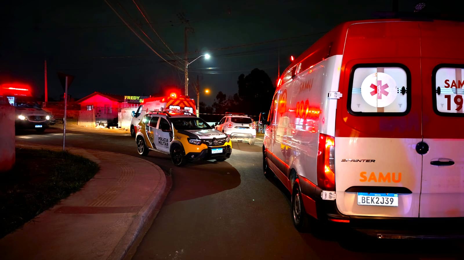 Tiroteio entre vizinhos deixa casal gravemente ferido no Paraná Imagem referente a Tiroteio entre vizinhos deixa casal gravemente ferido no Paraná